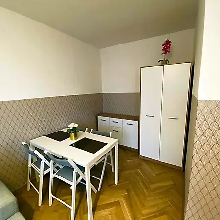 Hostel Clicktheflat Mila Center